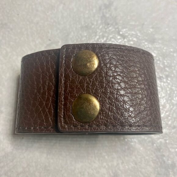 V-Vegan Leather Cuff Bracelet - Picture 4 of 5